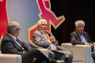 Intendente (i) Justo Onandi, participa en la mesa de apertura de