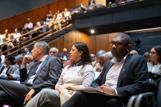 Intendente (i) Justo Onandi, participa en la mesa de apertura de