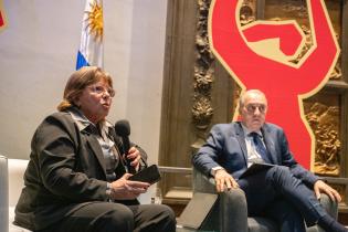 Intendente (i) Justo Onandi, participa en la mesa de apertura de