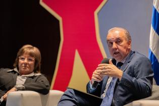 Intendente (i) Justo Onandi, participa en la mesa de apertura de