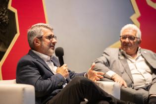 Intendente (i) Justo Onandi, participa en la mesa de apertura de