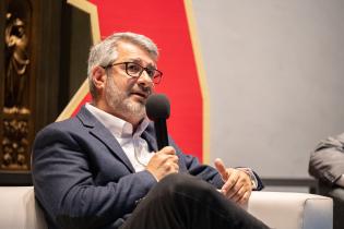 Intendente (i) Justo Onandi, participa en la mesa de apertura de