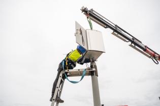 Colocación de radar en Rambla y José Cúneo Perinetti