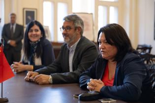 El intendente ( i ), Justo Onandi, participa en la firma de un m