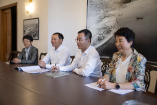 El intendente ( i ), Justo Onandi, participa en la firma de un m