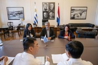 El intendente ( i ), Justo Onandi, participa en la firma de un m