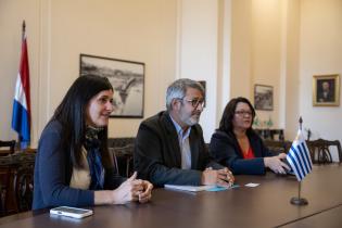 El intendente ( i ), Justo Onandi, participa en la firma de un m