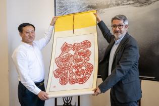 El intendente ( i ), Justo Onandi, participa en la firma de un m