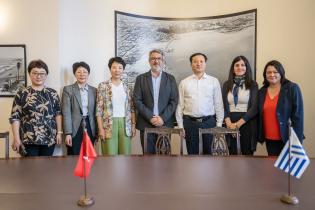 El intendente ( i ), Justo Onandi, participa en la firma de un m