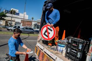 Colocación cartelería prohibido estacionar en Bv. Batlle y Ord