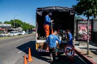 Colocación cartelería prohibido estacionar en Bv. Batlle y Ord