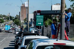 Colocación cartelería prohibido estacionar en Bv. Batlle y Ord