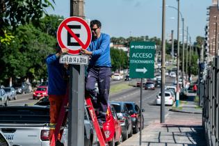 Colocación cartelería prohibido estacionar en Bv. Batlle y Ord