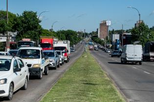 Colocación cartelería prohibido estacionar en Bv. Batlle y Ord