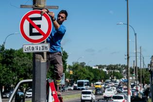 Colocación cartelería prohibido estacionar en Bv. Batlle y Ord