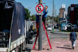 Colocación cartelería prohibido estacionar en Bv. Batlle y Ord