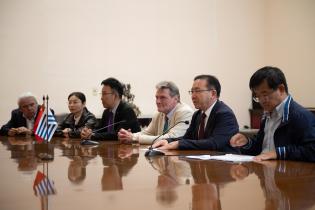 Intendente Mario Bergara, se reúne con representantes de China 