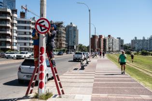  Colocación cartelería prohibido estacionar en la Rambla