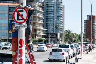  Colocación cartelería prohibido estacionar en la Rambla