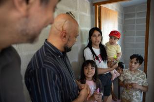 Entrega de viviendas a dos familias en Juventud 14, en el marco 