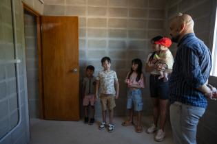 Entrega de viviendas a dos familias en Juventud 14, en el marco 