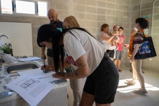 Entrega de viviendas a dos familias en Juventud 14, en el marco 