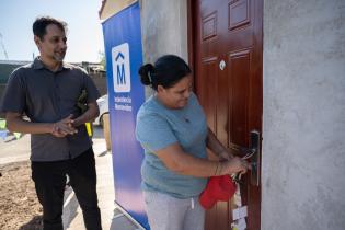 Entrega de viviendas a dos familias en Juventud 14, en el marco 
