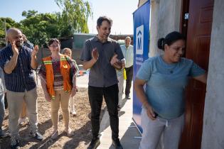 Entrega de viviendas a dos familias en Juventud 14, en el marco 