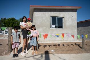 Entrega de viviendas a dos familias en Juventud 14, en el marco 
