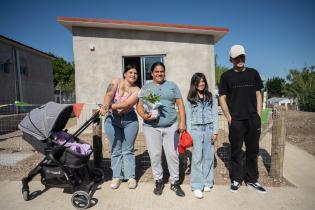 Entrega de viviendas a dos familias en Juventud 14, en el marco 