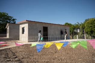 Entrega de viviendas a dos familias en Juventud 14, en el marco 