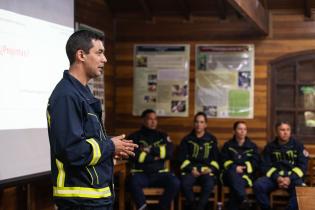 Taller teórico con bomberos sobre prevención de incendios en c