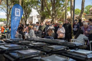 Entrega de contenedores en casco del Cerro, por inicio de progra