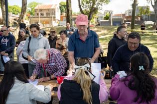 Entrega de contenedores en casco del Cerro, por inicio de progra