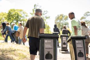 Entrega de contenedores en casco del Cerro, por inicio de progra