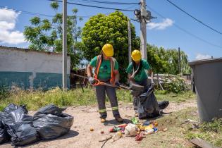Entrega de contenedores en casco del Cerro, por inicio de progra