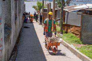 Entrega de contenedores en casco del Cerro, por inicio de progra