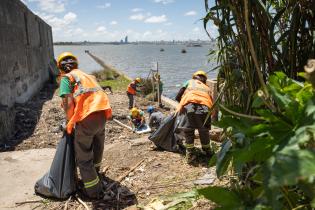 Entrega de contenedores en casco del Cerro, por inicio de progra