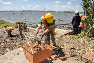 Entrega de contenedores en casco del Cerro, por inicio de progra