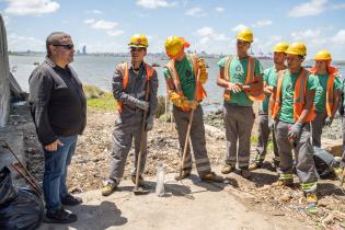 Entrega de contenedores en casco del Cerro, por inicio de progra