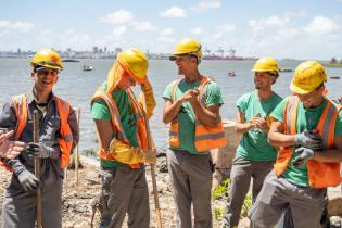 Entrega de contenedores en casco del Cerro, por inicio de progra