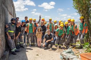 Entrega de contenedores en casco del Cerro, por inicio de progra