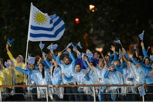 Atletas de la delegación de Uruguay navegan por el río Sena du