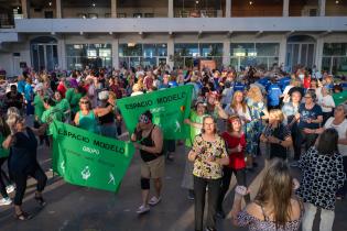 Baile de fin de año de personas mayores