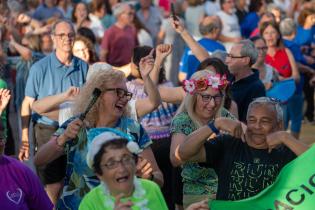 Baile de fin de año de personas mayores
