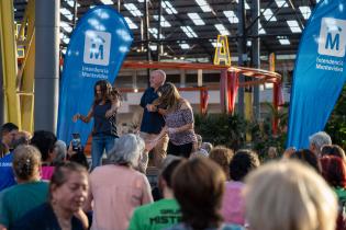 Baile de fin de año de personas mayores