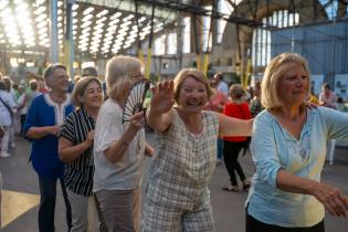 Baile de fin de año de personas mayores