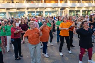 Baile de fin de año de personas mayores