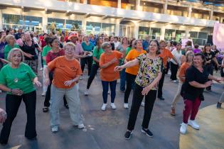 Baile de fin de año de personas mayores