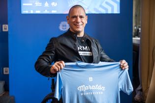 Atleta referente, Eduardo Dutra, en el lanzamiento de Maratón Montevideo